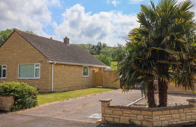 HILLSIDE, family friendly, with a garden in Bishops Cleeve