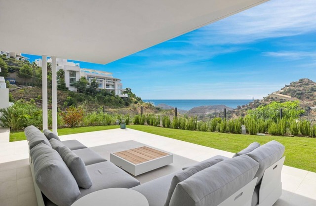 Hillside flat with pool in Palo Alto by Costarentals - Ref M49