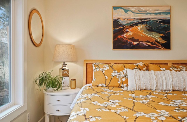 Hillside Haven: Tranquil NW Studio Near the River