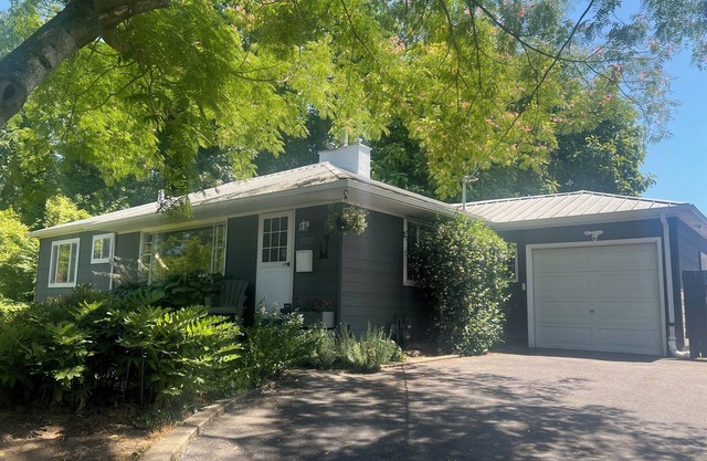 Hillside Hideaway & Lounge in NOPO Kenton community. Entire home with Parking!