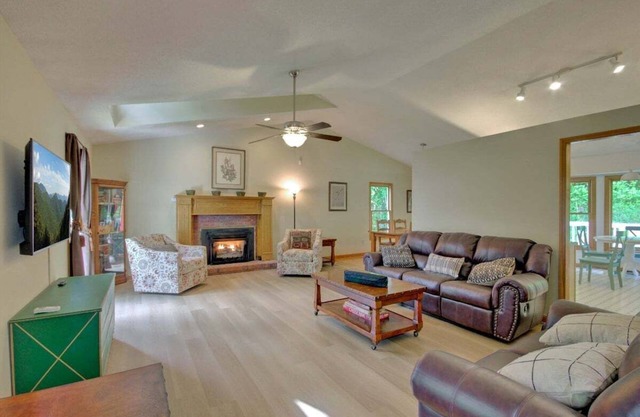 Hillside Hideaway near Blue Ridge Parkway, secure gear storage, w/free Biltmore Pass
