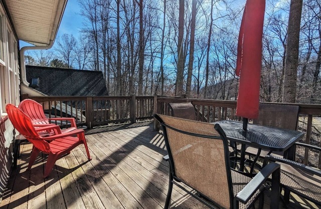Hillside Hideaway: Sunlit Retreat Among the Treetops, Ideal for 2-4 Guests,