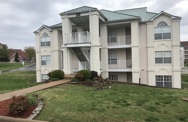 Hillside Hideaway ~ Spacious Poolside 2 bed 2 bath condo