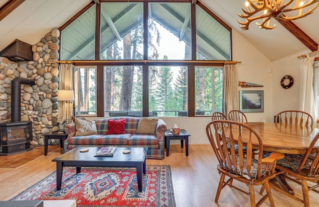 Hillside Hideaway: Warm & Cozy Terrace Lakes Cabin