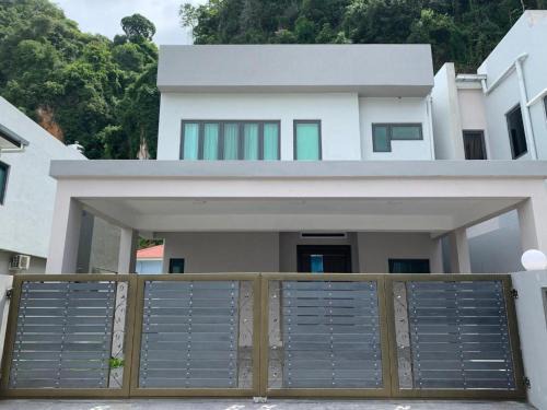 Hillside House, Ipoh Garden, Max 9 pax, Hillview, No parties & events, No pets