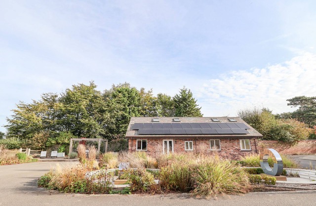 HILLSIDE HOUSE, pet friendly, with hot tub in Tarvin