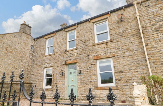 HILLSIDE HOUSE, pet friendly, with open fire in West Witton