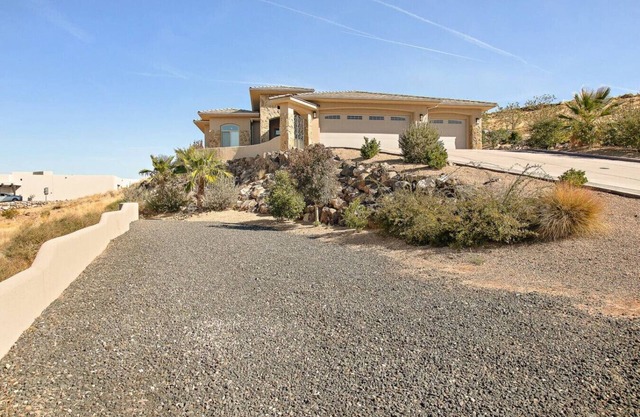 Hillside Hurricane Home - Open, Luxurious, wViews