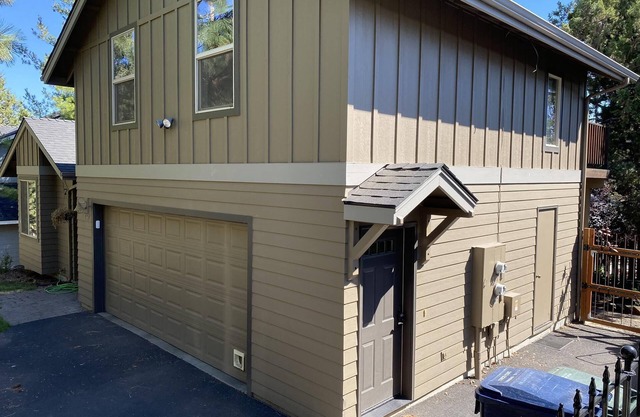 Hillside Loft- Spacious Studio, 100+mbps Wifi, Gas Fireplace, AC, Balcony