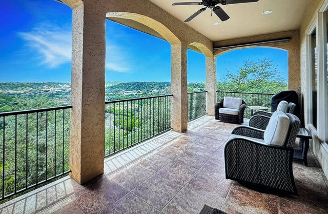 "Hillside Oasis" 4 minutes to Tapatio Springs Golf Resort!