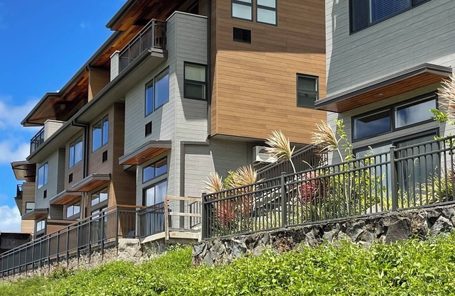 HILLSIDE PERFECTION: MODERN HOME OVERLOOKING GOLF COURSE, CLEAN-NEW, HOME "A"