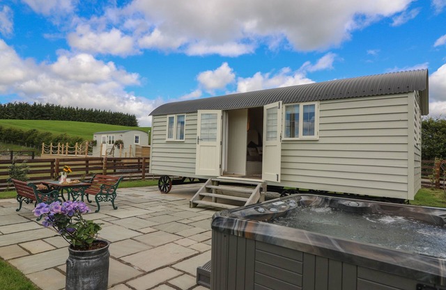 HILLSIDE VIEW, pet friendly, with hot tub in Rhayader