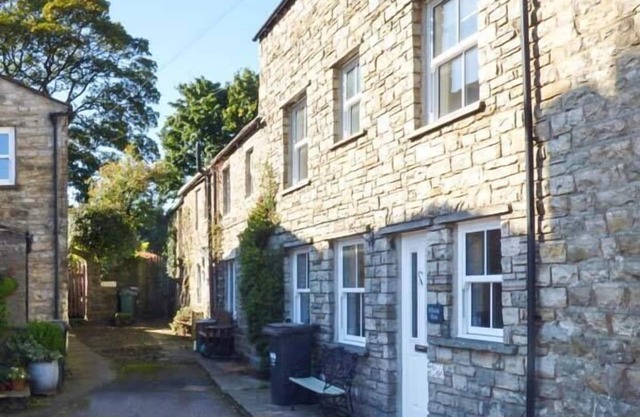 HILLSIDE VIEW, pet friendly, with open fire in Hawes