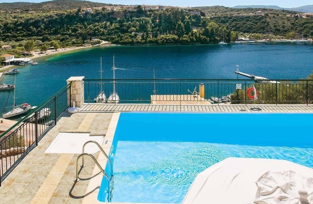 Hillside villa overlooking Bay w/ pool & WIFI