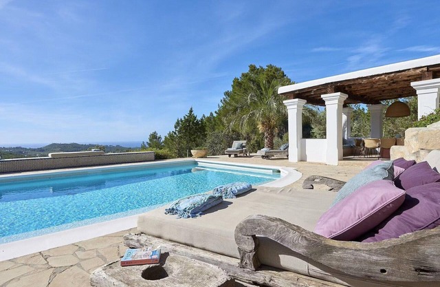 Hillside villa with sea-views