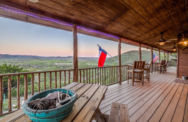 Hilltop Concan Cabin w/Garner State Park Views!