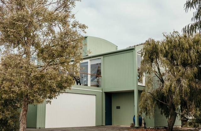 Hilltop - Great casual family beach house with direct access down a sandy track to the beach.