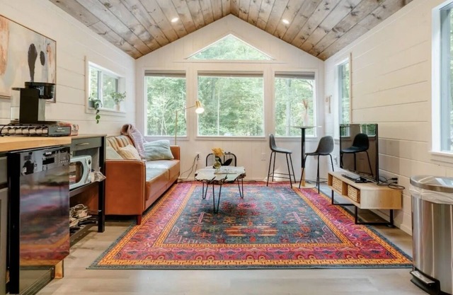 Hilltop Haven-romantic getaway on 65 acres