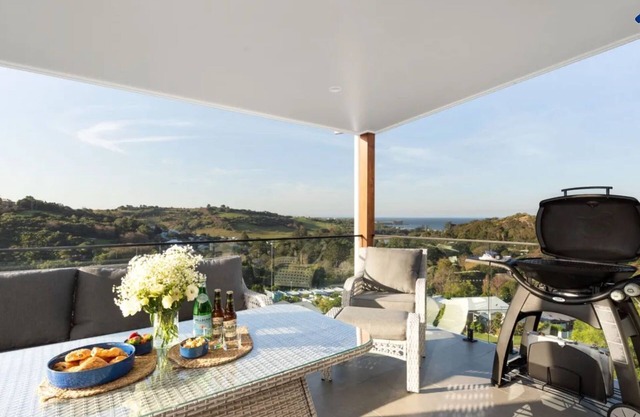 Hilltop Haven – breathtaking ocean and mountain panoramas