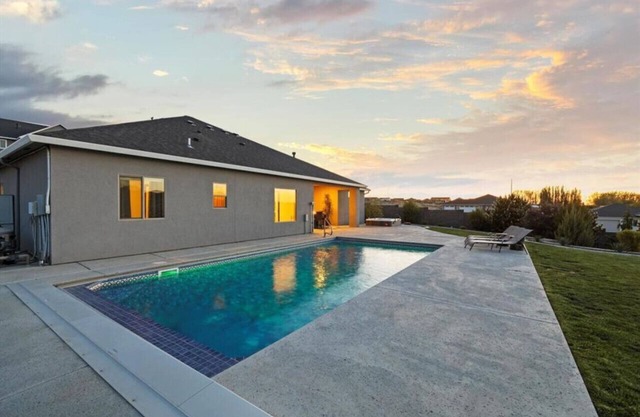Hilltop Haven w/Pool & Hottub!