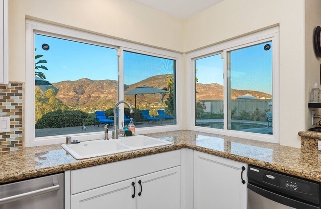 Hilltop Heaven w/pool and views
