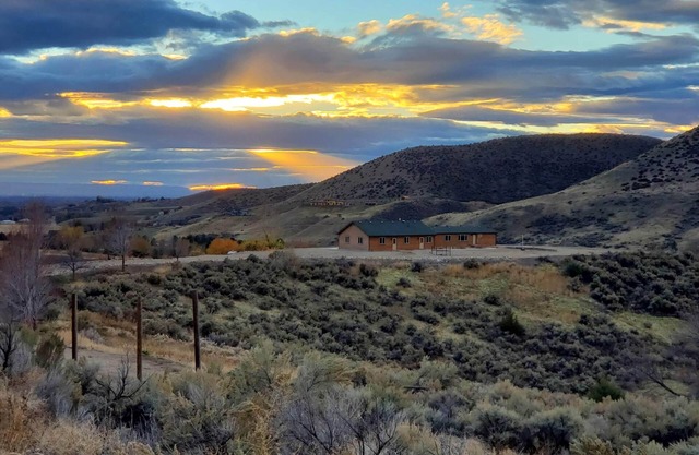 Hilltop Hideaway /10 acres - Family Friendly, Ski, Golf, Views. Fun starts here.
