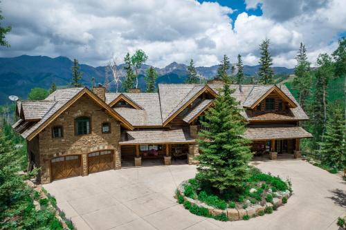 Hilltop Hideaway by Exceptional Stays