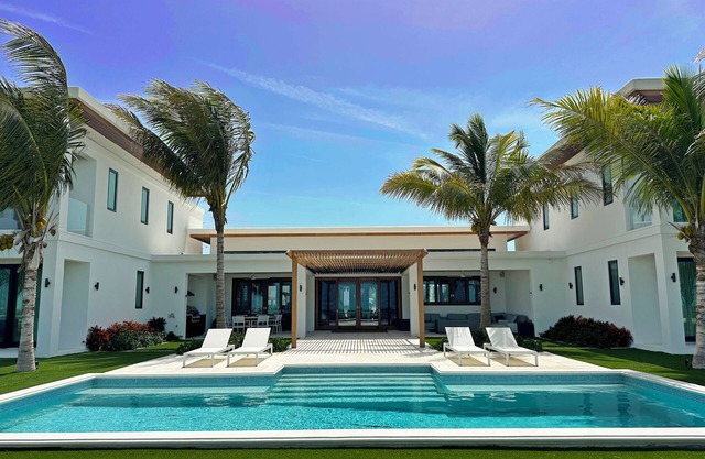 HillTop HideAway. Private four bedroom Villa with ocean view.