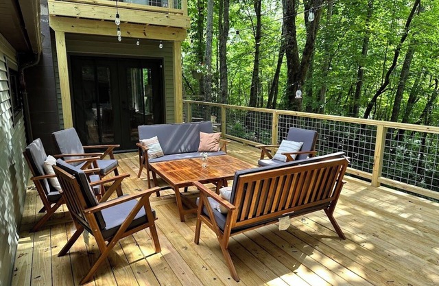 Hilltop Hideaway Among the Trees, close access to Brevard and Hendersonville