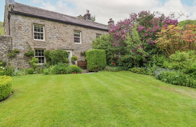 HILLTOP HOUSE, family friendly, luxury holiday cottage in Starbotton