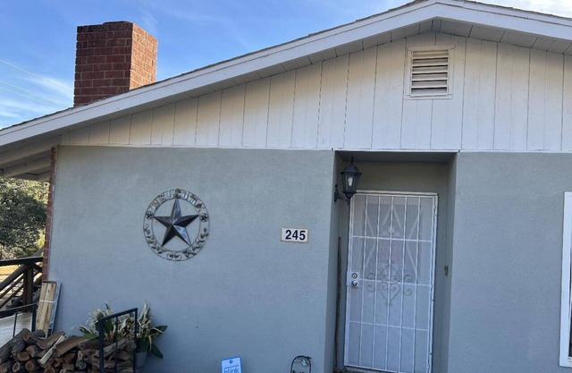 Hilltop O & A minutes to Alta Sierra and to Kernville. Remodeled Mountain home!