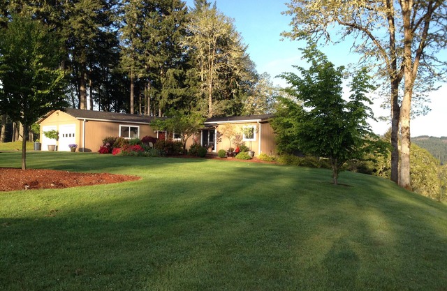 Hilltop Paradise, just minutes from town!