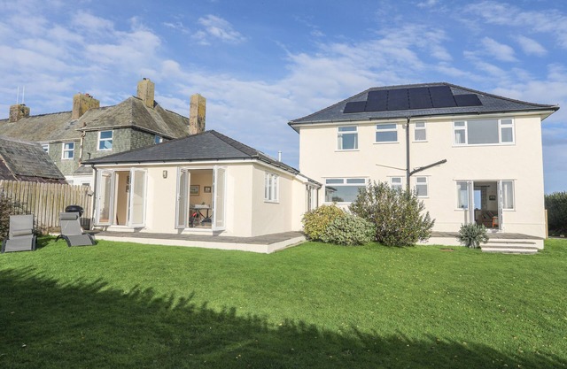 HILLTOP, pet friendly, character holiday cottage in Morfa Nefyn