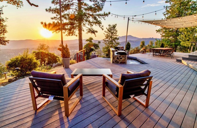 Hilltop Retreat: Hot Tub, Sauna, Fire Pit, Stunning Valley Views