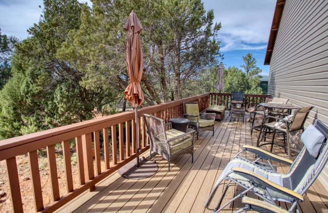 Hilltop Retreat on an acre - perfect for family and friends