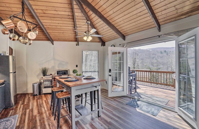 Hilltop Sanctuary ~ 1 Mi to Beech Mountain Slopes!