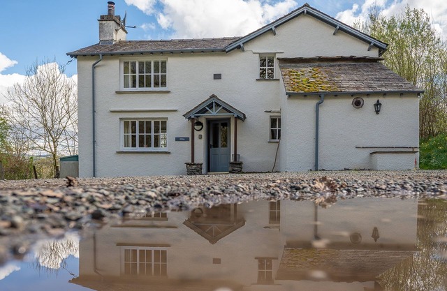 Hilltop - sleeps 4 guests in 2 bedrooms