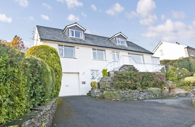 Hilltop - spacious village cottage with incredible mountain views