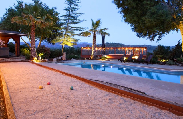 Hilltop Yosemite Retreat w/Views, Hot Tub, Pool, Game Room, Close to Town