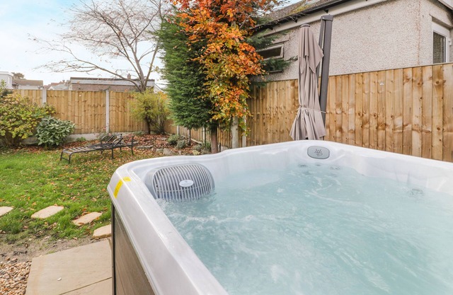 HILLTOPS, pet friendly, with hot tub in Deganwy