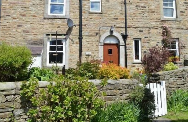 HILLWAYS, pet friendly, character holiday cottage in Gunnerside