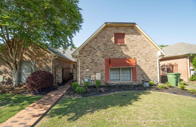 Hillwood Home, w/2 Dens, King Beds & Sun Room