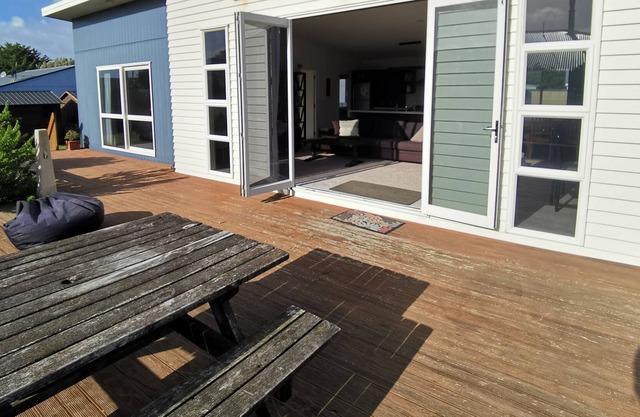 Himatangi Beach House - two Minutes Walk to the Beach