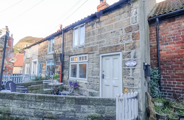 HINDERWELL HOUSE, romantic, country holiday cottage in Staithes