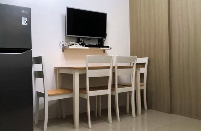Hip and Cozy Awesome 1 BR w/Balcony & pool view @ Shore Residences Mall of Asia