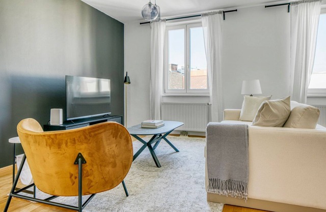 Hip Margareten 2BR w/Elevator near Matzleinsdorferplatz, by Blueground