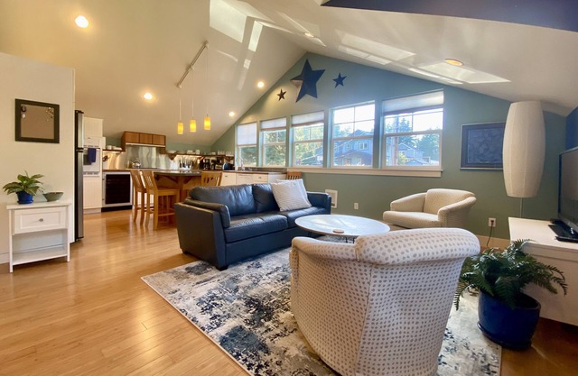 Hip & Sunny Lake Whatcom Apartment. Minutes to WWU and outdoor recreation.