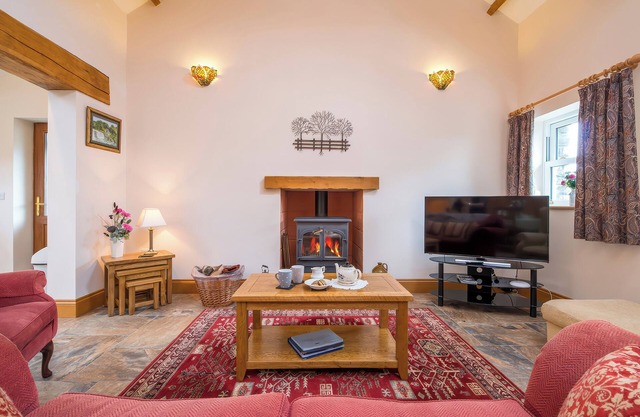 HIRWAUN COTTAGE, family friendly, luxury holiday cottage in Cenarth