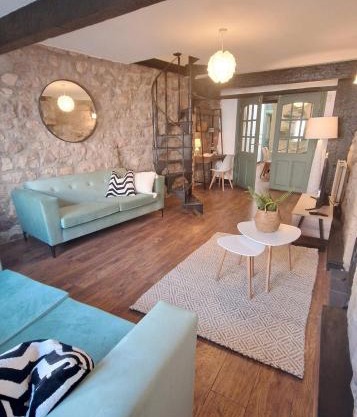 Historic 1629 May Cottage with Hot Tub