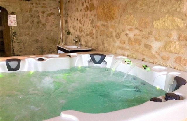 Historic 17th-Century Retreat: Modern Comforts, Private Sauna & Jacuzzi, Near Loire Castles